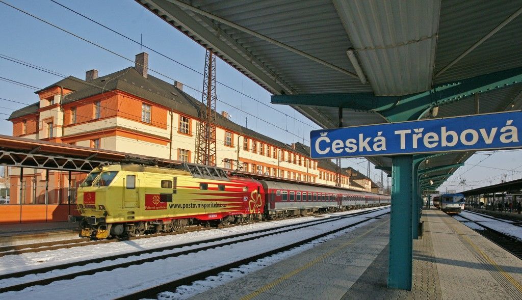 Kvůli výpadku elektřiny stojí v České Třebové vlaky