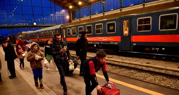 Na pražských nádražích začaly fungovat kiosky pro uprchlíky z Ukrajiny