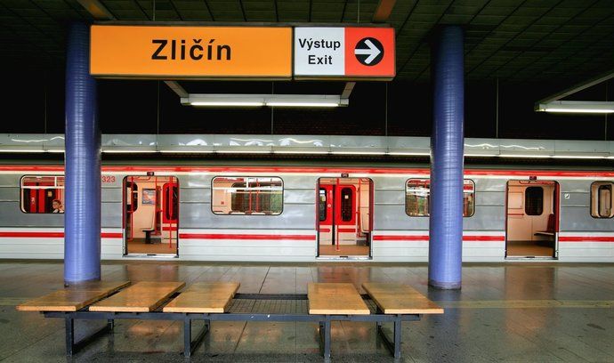 U metra Zličín si lidé v novém infocentru koupí pražské i meziměstské jízdenky