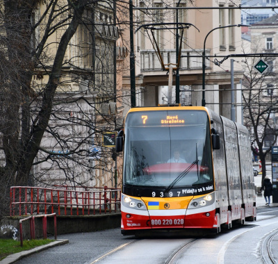 DPP daruje Ukrajině tramvaje, cedule některých zastávek přebarvil na modrožluto