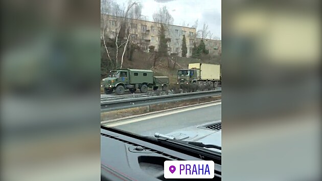 Čeští řidiči míjeli vojenskou techniku. Přesuny v rámci NATO, uklidňovala armáda