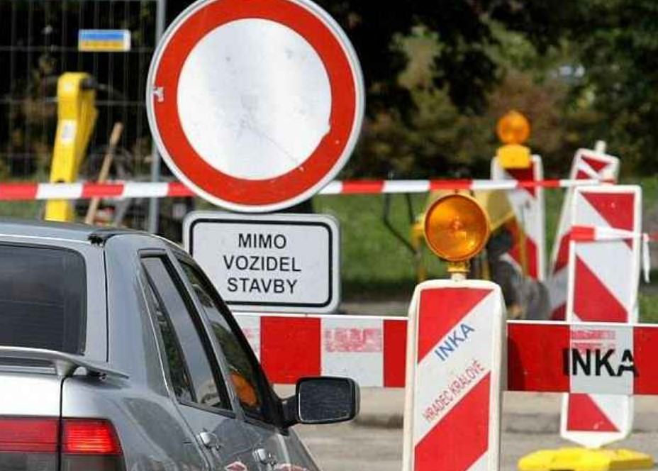Kvůli havarijnímu stavu uzavřeli silničáři most a silnici v Břežanském údolí