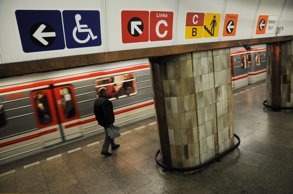 Mezi stanicemi Kačerov a Háje na lince C kvůli závadě nejezdilo metro