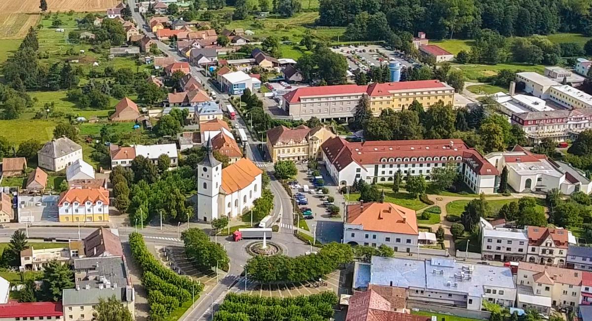 V Lázních Bohdaneč potrvá oprava průtahu městem do konce června