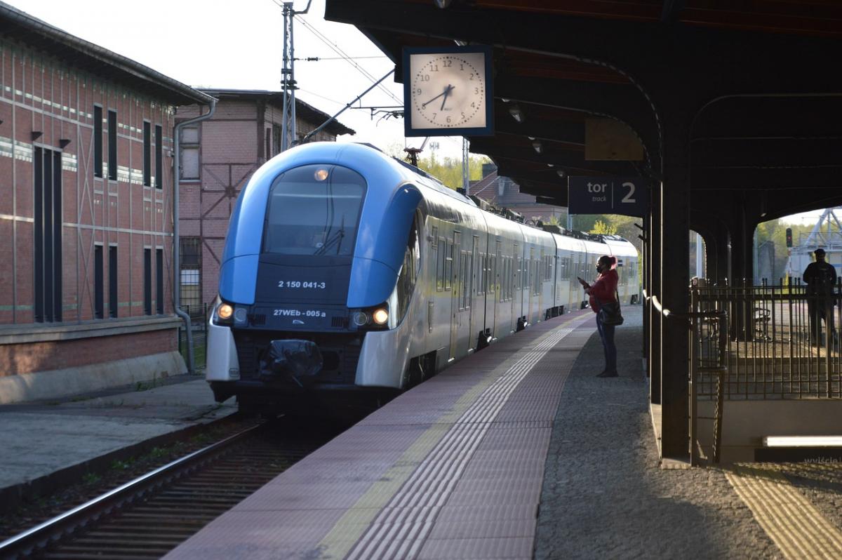 Výpadek na polské železnici způsobila softwarová chyba. Dráhy obnovily provoz