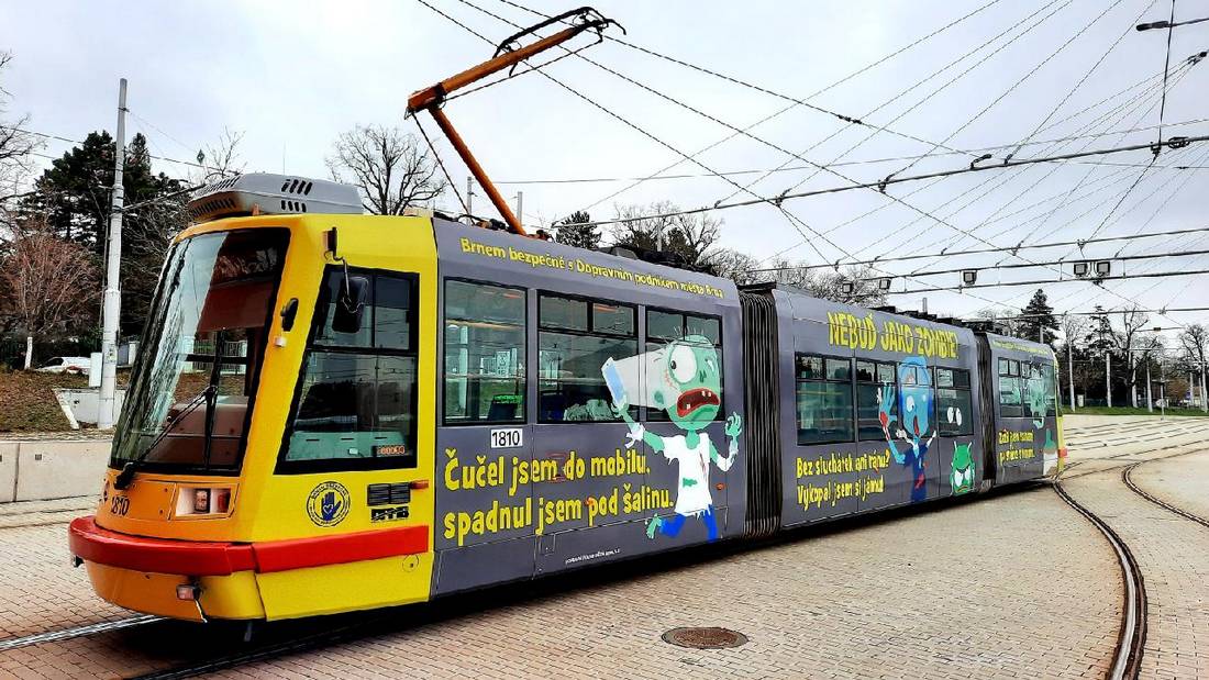 Tramvaj v Brně varuje před střetem s vozy MHD! Je polepená obrázky zombie