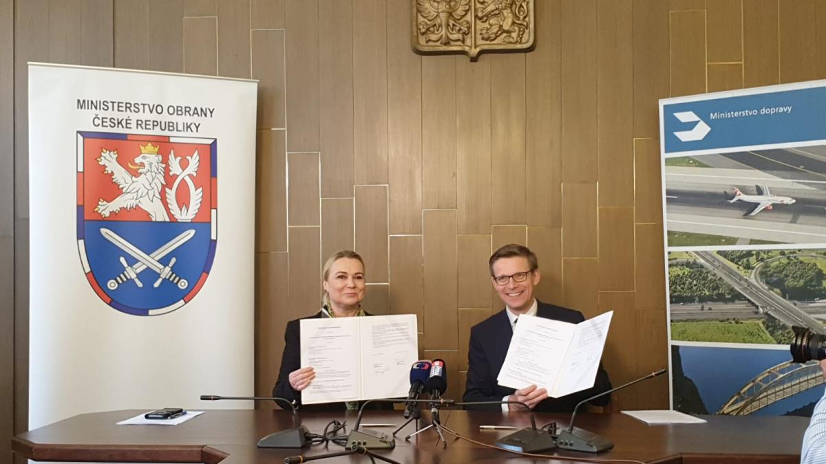 Ministryně obrany a ministr dopravy podepsali memorandum o spolupráci při užívání dronů