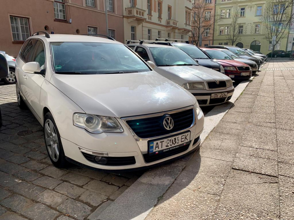 Ukrajinská auta v Praze? Zpravidla nejsou pokutovány za parkování kvůli nemožnému ověření