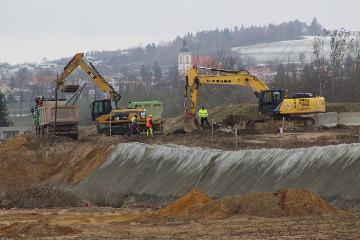  Stavbu dálničního obchvatu Českých Budějovic mohou ztížit chybějící materiály a růst cen