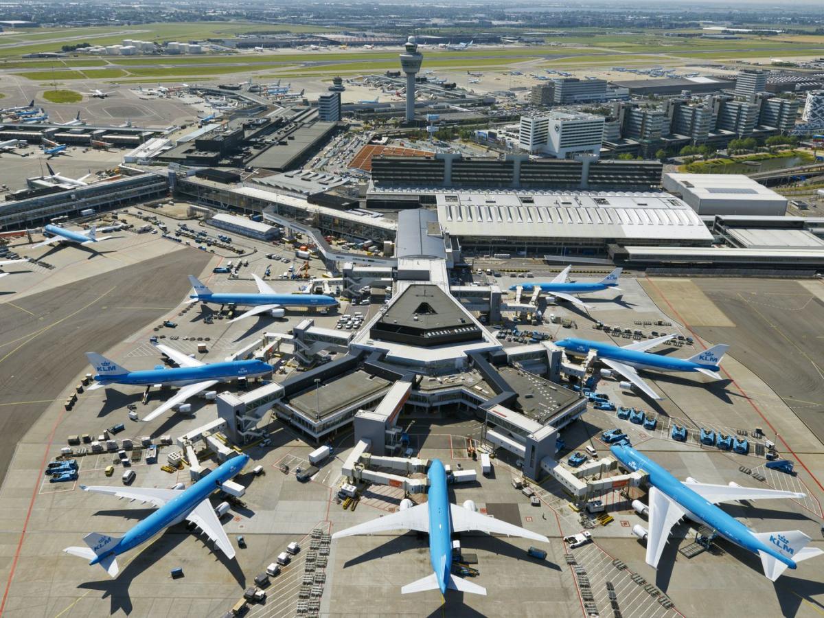 Letiště v Amsterodamu žádá aerolinky o rušení letů, obává se přetížení