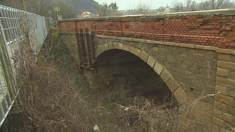  Kvůli havarijnímu stavu uzavřou odpoledne silničáři most v Tetčicích na Brněnsku