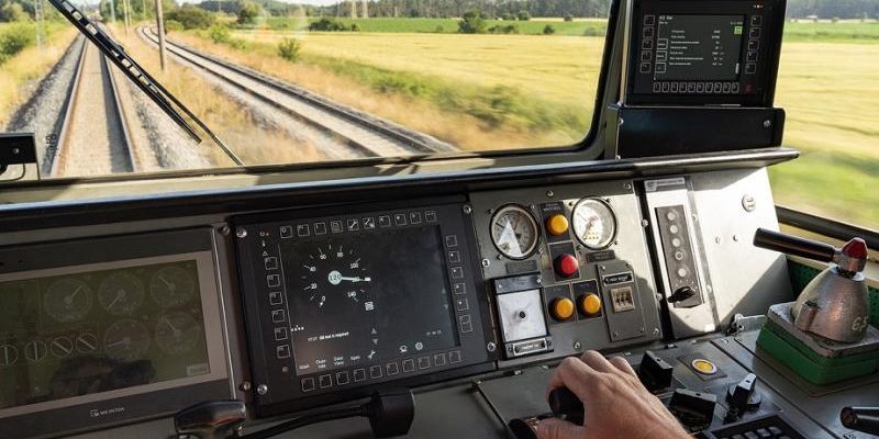Důležitý krok k bezpečnější železnici není jenom ve strojích, ale i v personálu! Navíc se chystá zkušební provoz