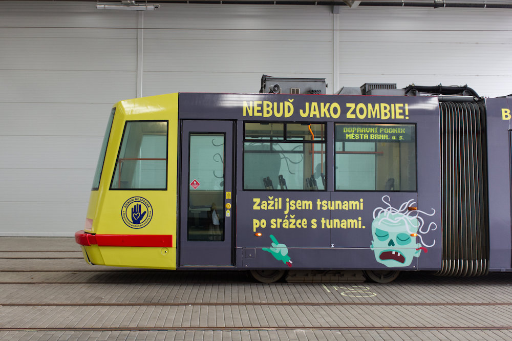 Symboly nabádající k obezřetnosti přibudou u rizikových zastávek MHD v Brně!