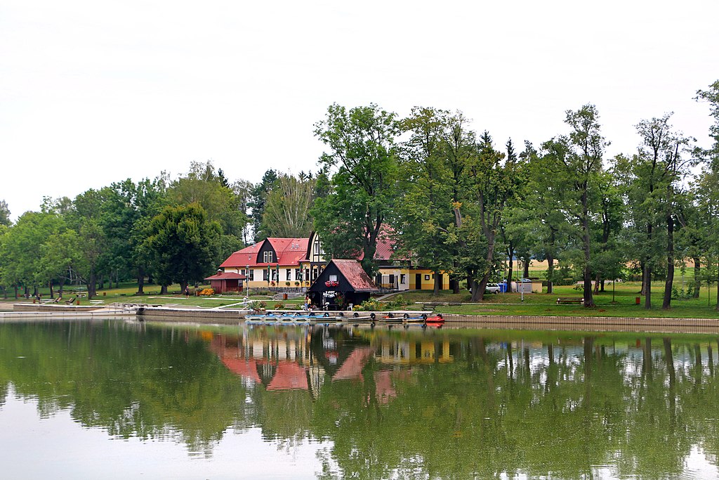 Nová parkovací místa připravuje Lanškroun u Dlouhého rybníku