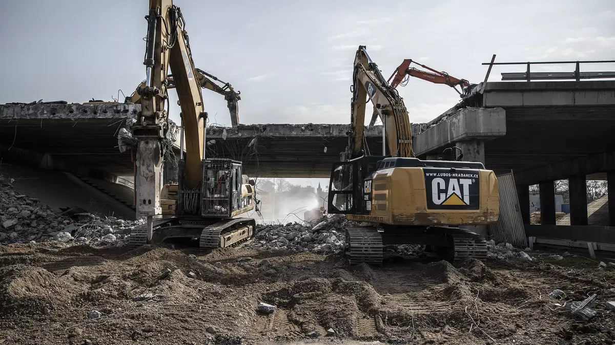 Demolice mostu uzavře o víkendu dálnici D10 u Příšovic na Liberecku