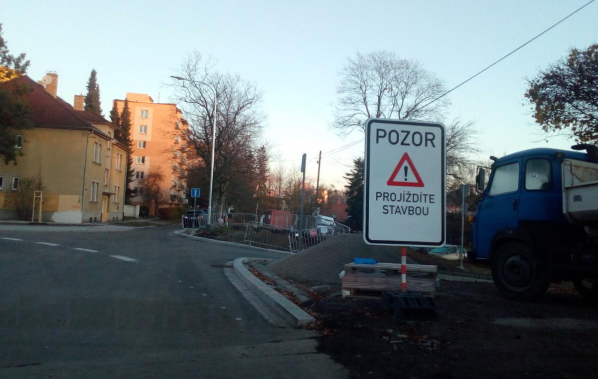 Další etapa opravy Plavské ulice vedoucí z Českých Budějovic je dokončena