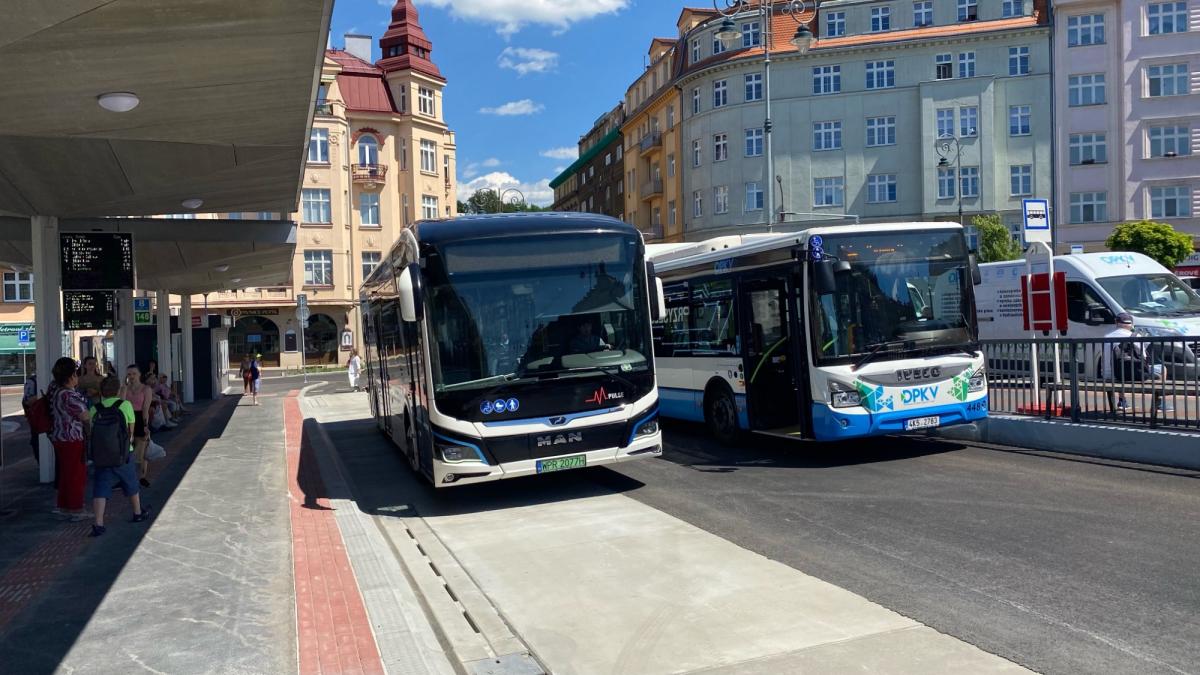 Karlovarský dopravní podnik testuje na linkách první elektrobus