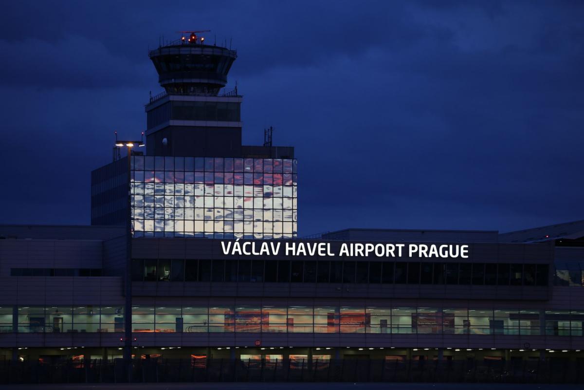 Na pražském letišti hrozí průtahy při kontrolách. Stále tam chybí desítky pracovníků