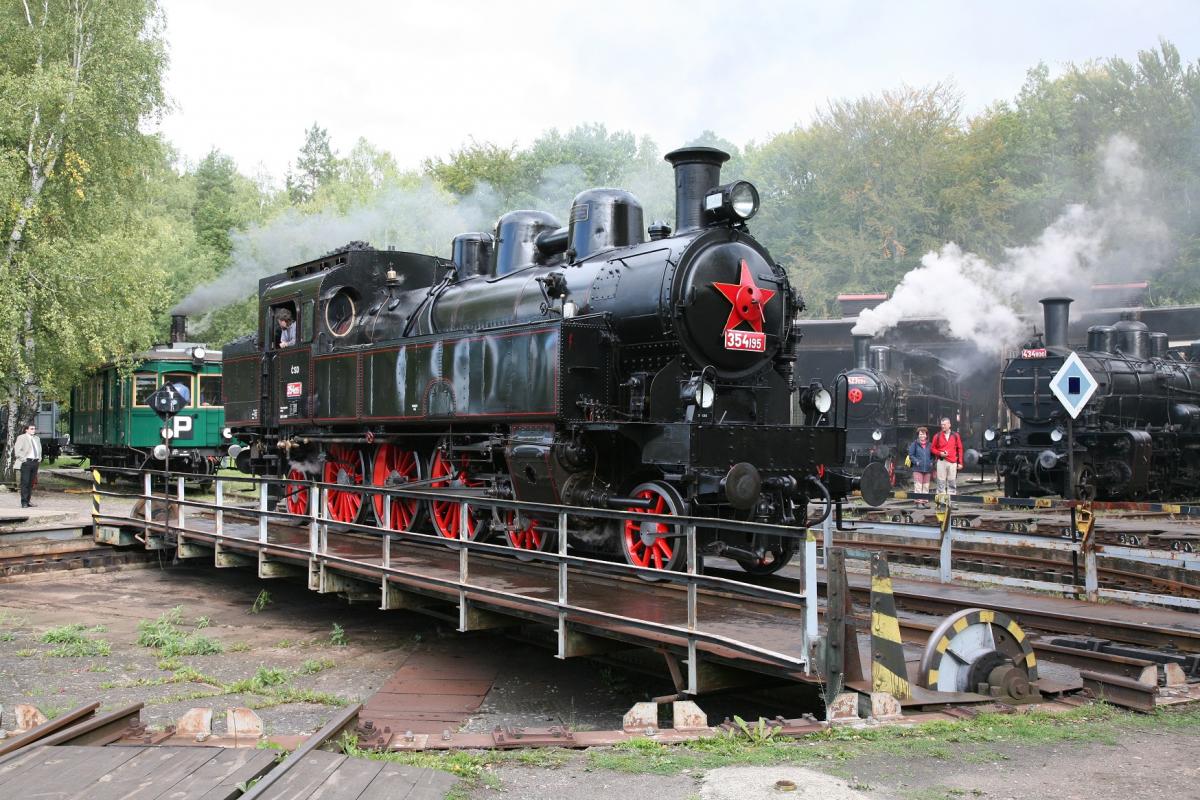 Ve středu 6. července vyrazil parní vlak ze železničního muzea ČD v Lužné u Rakovníka do depozitáře NTM