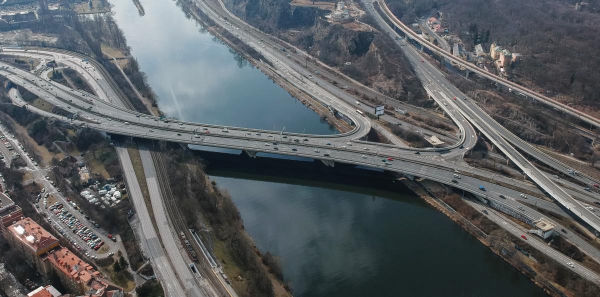 Při opravách na Barrandovském mostu se použil poprvé v České republice speciální beton