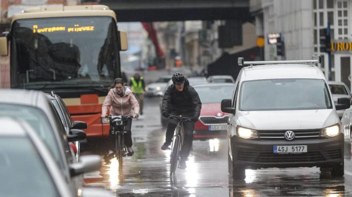  Možná se zruší povinný odstup u pomalého předjíždění cyklistů, prozradilo Ministerstvo dopravy