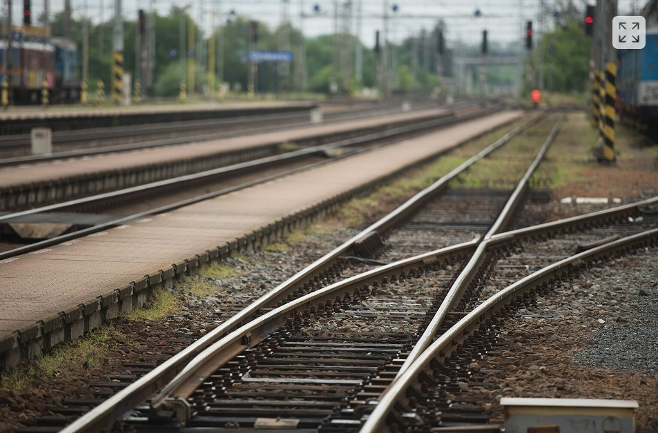 Vlaky na koridoru Břeclav - Přerov opět potáhnou elektrické lokomotivy. Nově je pohání střídavý proud