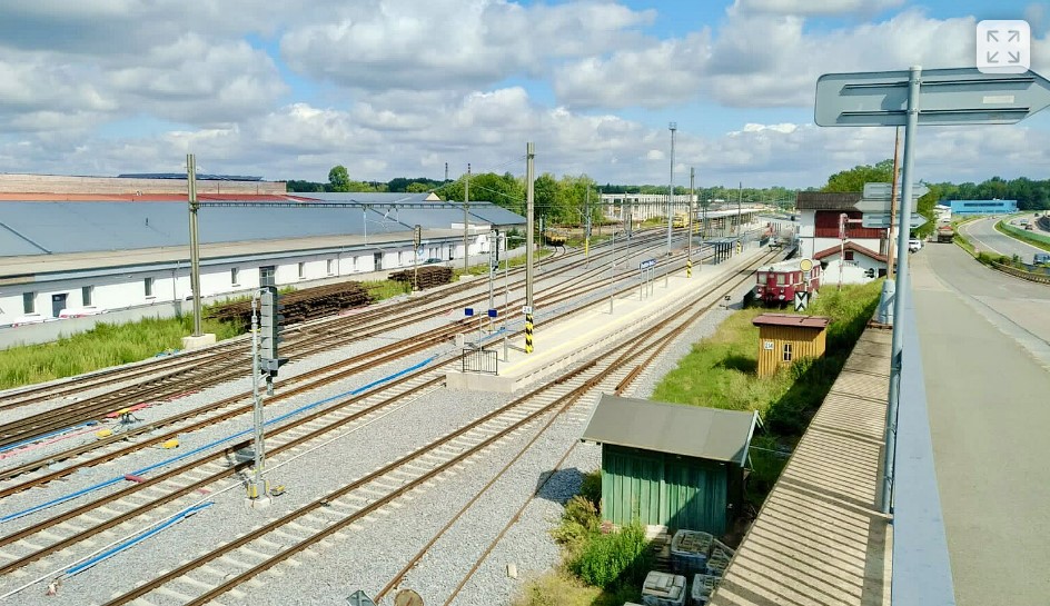 Elektrické vlaky se vrátily na trať mezi Pardubicemi a Hradcem Králové 
