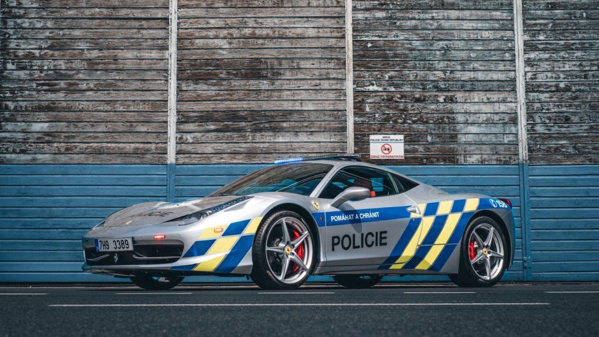 Policie rozšířila vozový park zabaveným Ferrari! Vozidlo bude nasazováno proti nejagresivnějším řidičům