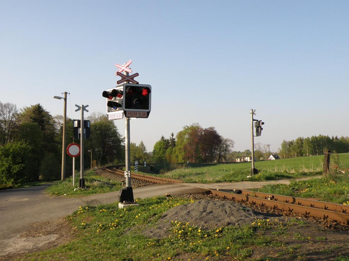 Počet železničních přejezdů se na českých tratích opět sníží