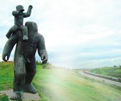 Čtyřmetrová socha Kryštofa se dostala zpět na místo k dálnici D35