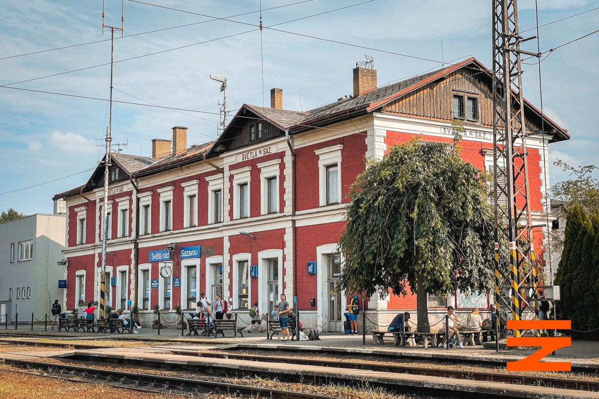 Obrazem: Správa železnic zrekonstruuje chráněnou výpravní budovu ve Světlé nad Sázavou!