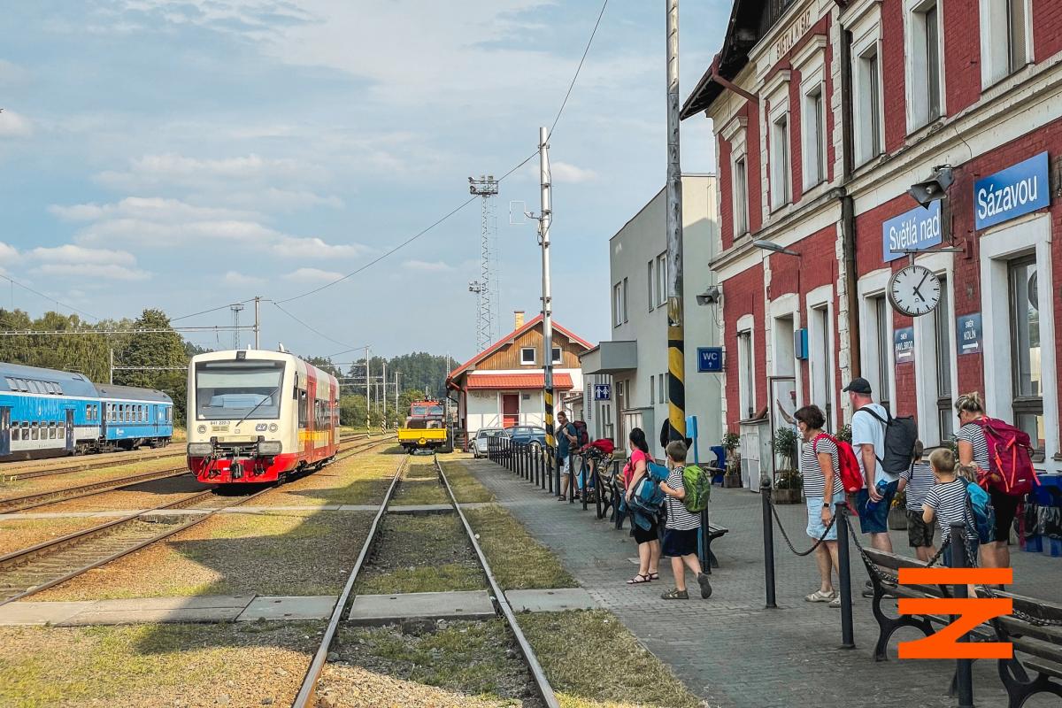 Obrazem: Správa železnic zrekonstruuje chráněnou výpravní budovu ve Světlé nad Sázavou!
