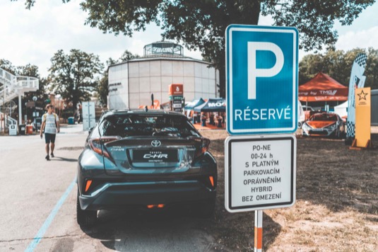 Pokuta za parkování hybridních aut v Praze potvrzena
