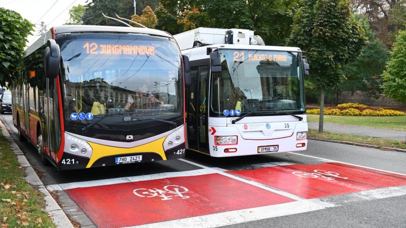 Autobusové linky královéhradecké MHD se od září vrátí na trasu. Oprava křižovatky Fortna jde podle plánu