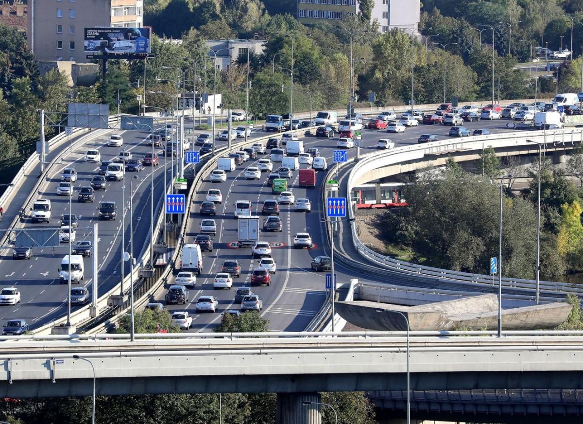 Nově vyhrazený jízdní pruh má zlepšit dopravu na Barrandovském mostě