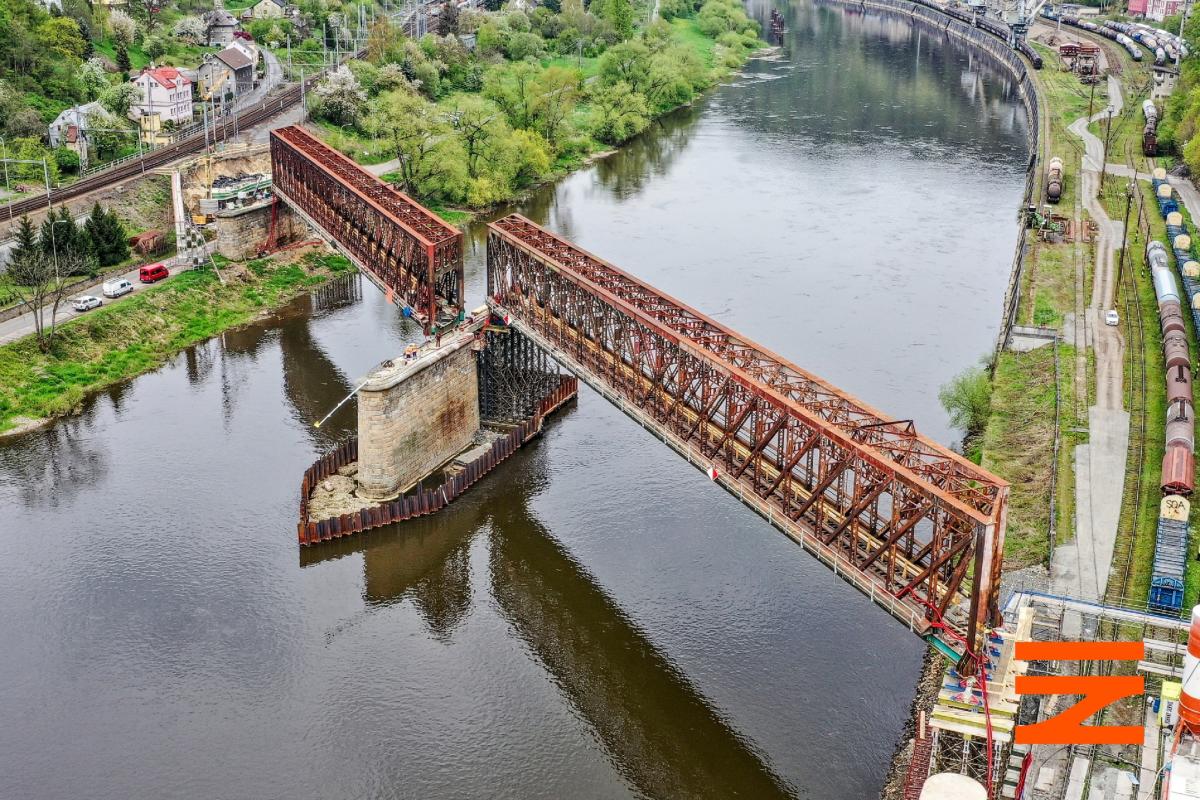Správa železnic vysouvá ocelové konstrukce nového mostu v Děčíně