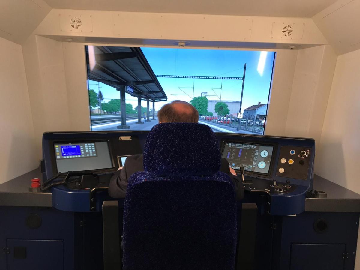 Nedávno prezentoval ministr Martin Kupka průzkum o bezpečnosti na železnici! Jaký význam mají simulátory podle Českých drah a ČD Cargo?