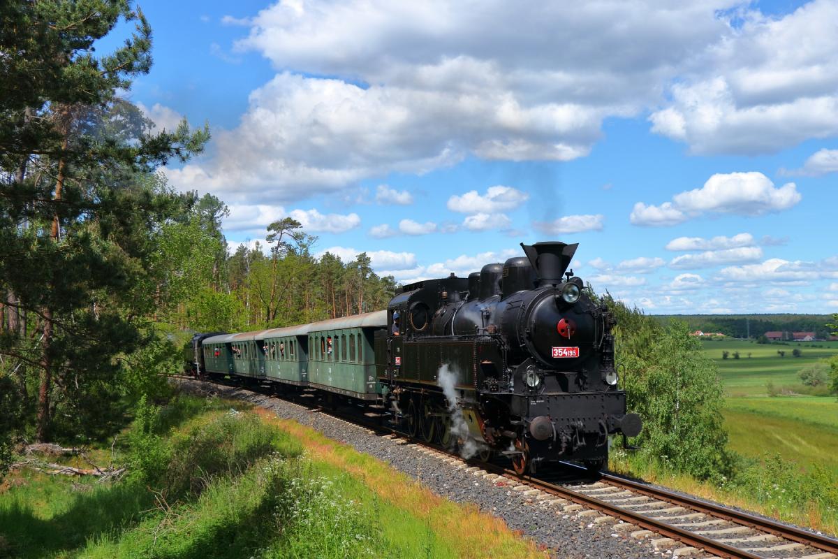 Železniční fanoušci pozor! Nostalgická parní lokomotiva Všudybylka vyjede na trať z Lužné do Plzně