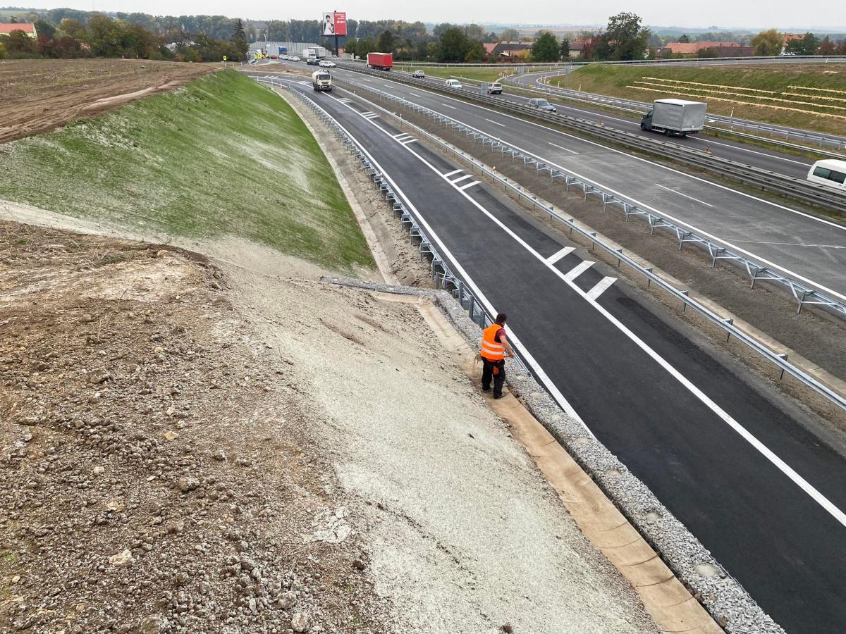 Přestavba mimoúrovňové křižovatky v Drysicích na dálnici D46 dokončena