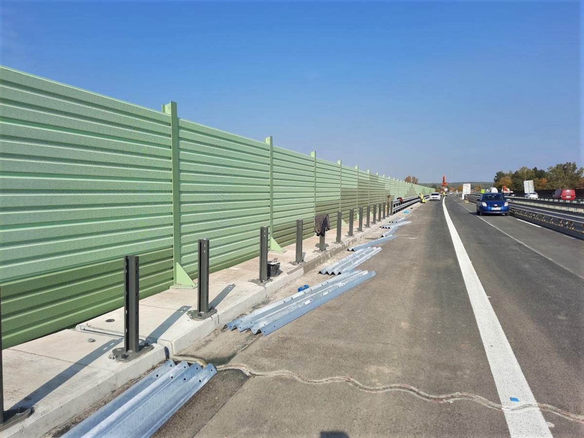 Fotoreportáž: Na dálnici D10 u Benátek nad Jizerou se dokončuje první část opravy protihlukových stěn