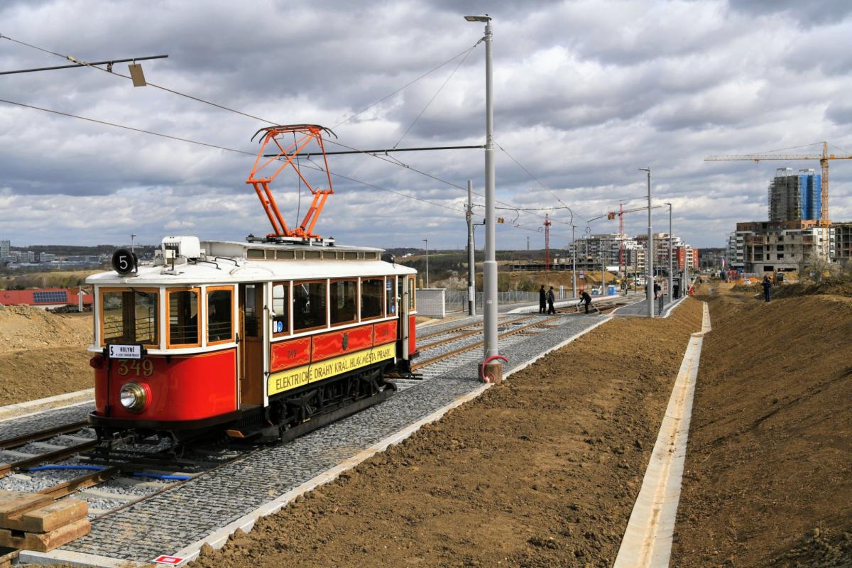 Zakázku na stavbu tramvajové trati Holyně – Slivenec získala společnost STRABAG Rail. Nabídla o 136 milionů Kč méně, než se předpokládalo
