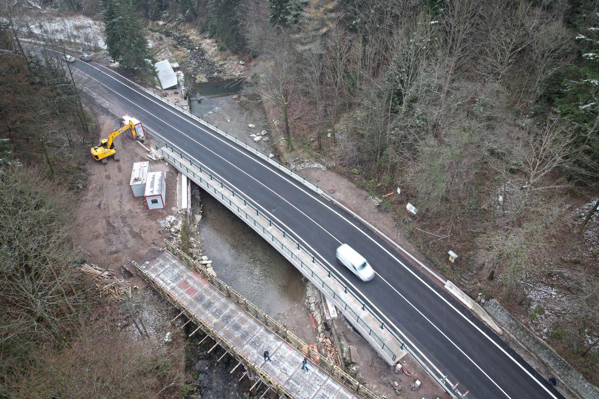 Nákladná stavba mostů v Temném Dole dokončena. Cesta do Pece pod Sněžkou je již bez omezení