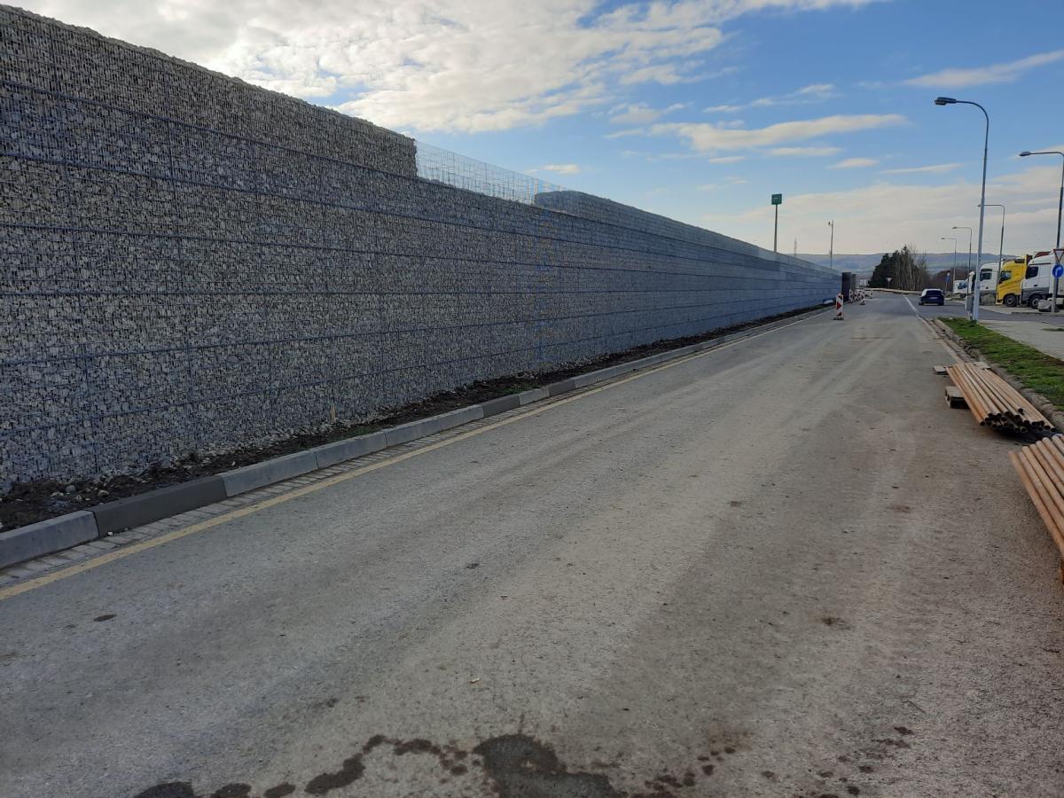 Fotoreportáž: ŘSD dokončuje gabionové zdi mezi dálnicí D5 a odpočívkami Záluží