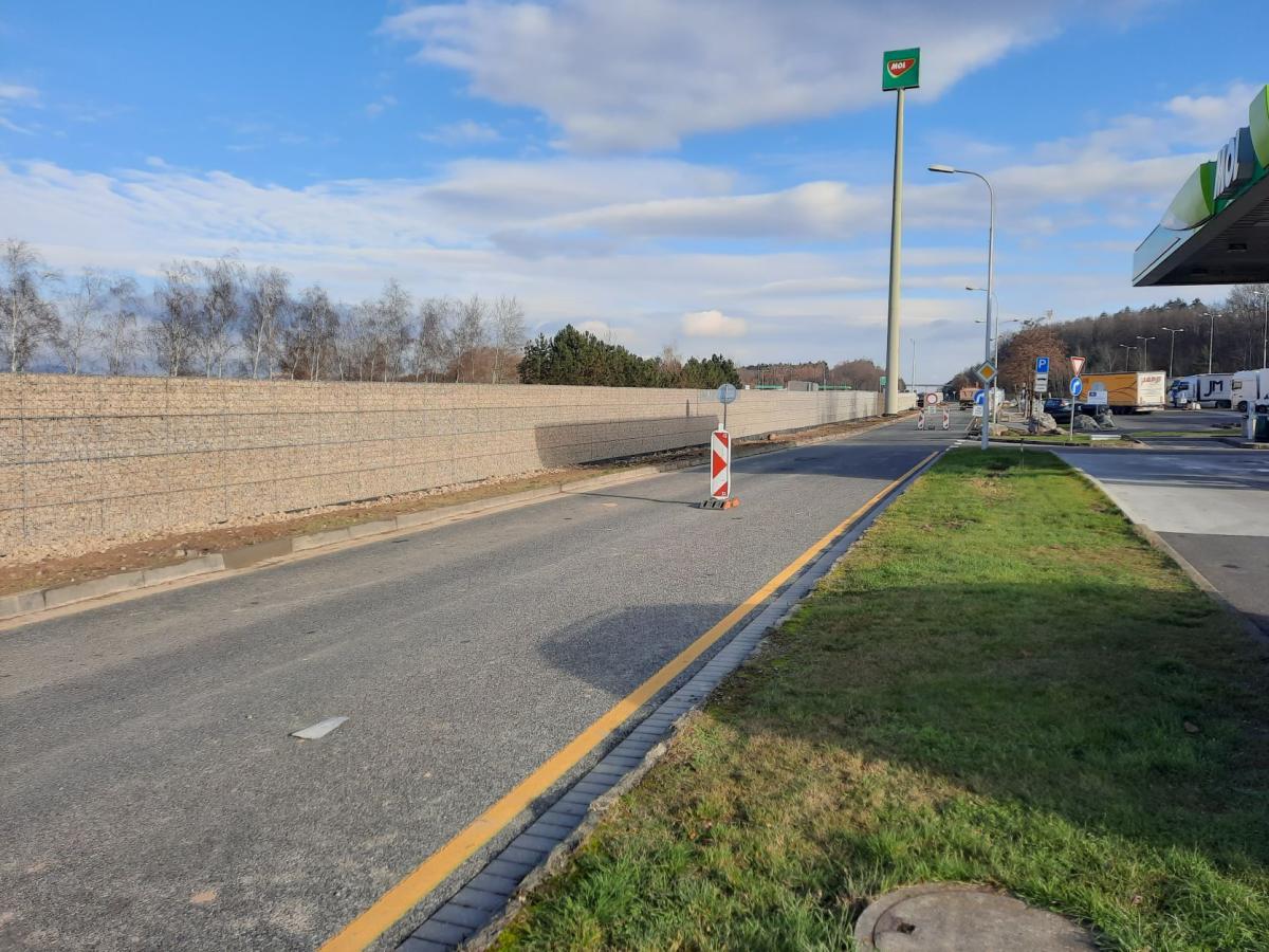 Fotoreportáž: ŘSD dokončuje gabionové zdi mezi dálnicí D5 a odpočívkami Záluží
