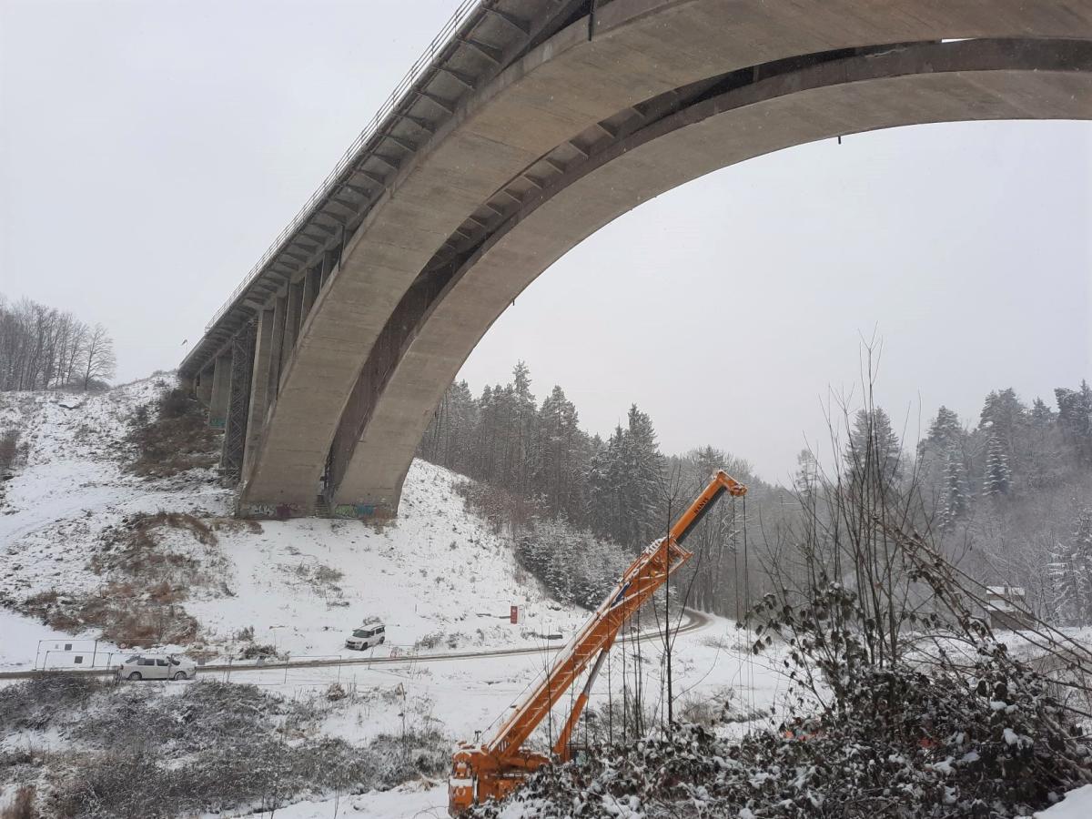 Fotoreport: Podepřela se konstrukce mostu na dálnici D1 přes údolí Šmejkalky