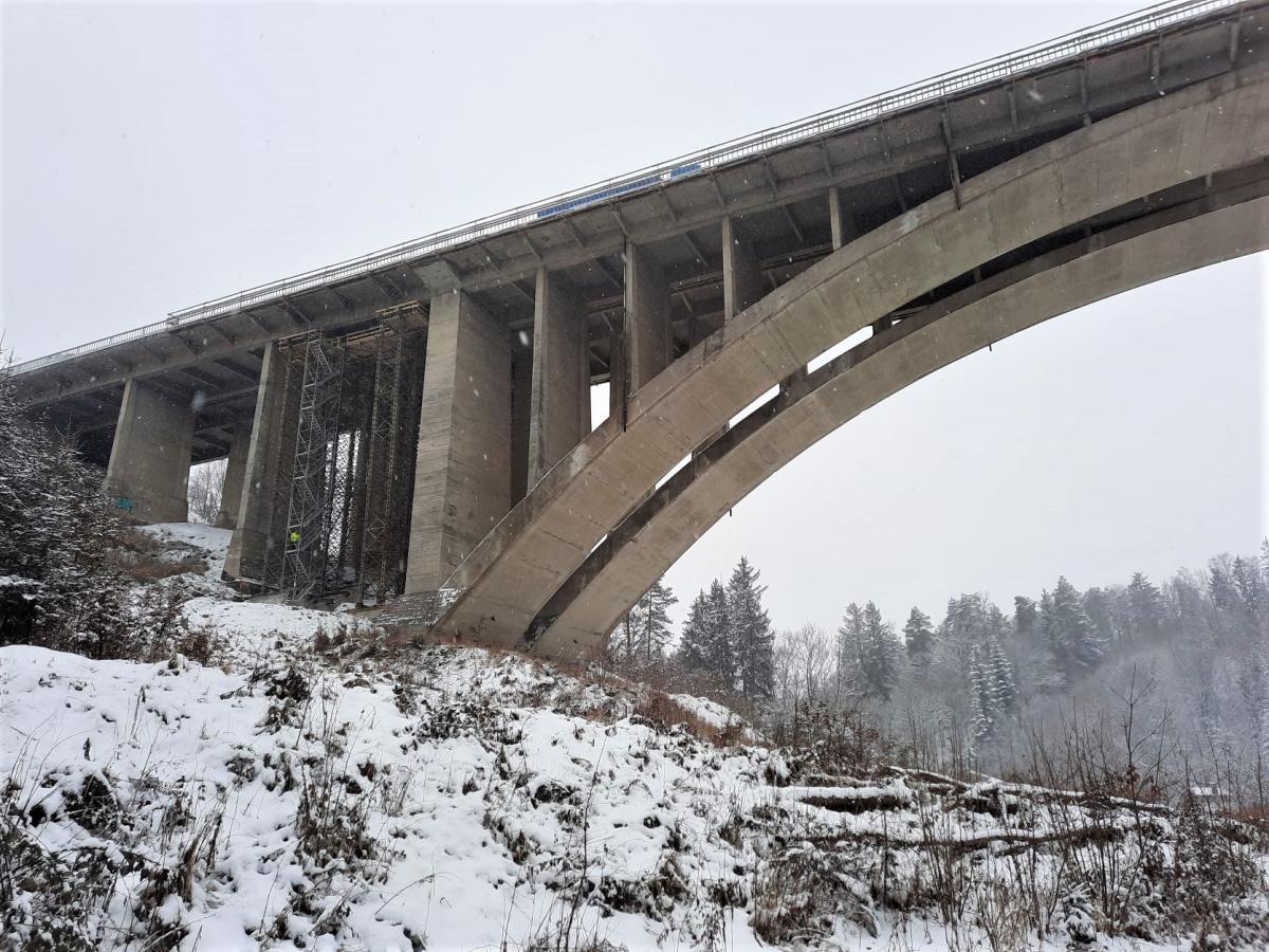 Fotoreport: Podepřela se konstrukce mostu na dálnici D1 přes údolí Šmejkalky