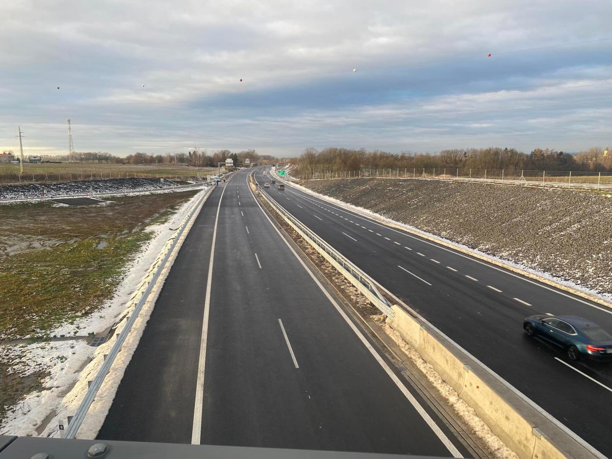 ŘSD dnes otevřelo další úsek dálnice D35 v Pardubickém kraji z Časů do Ostrova