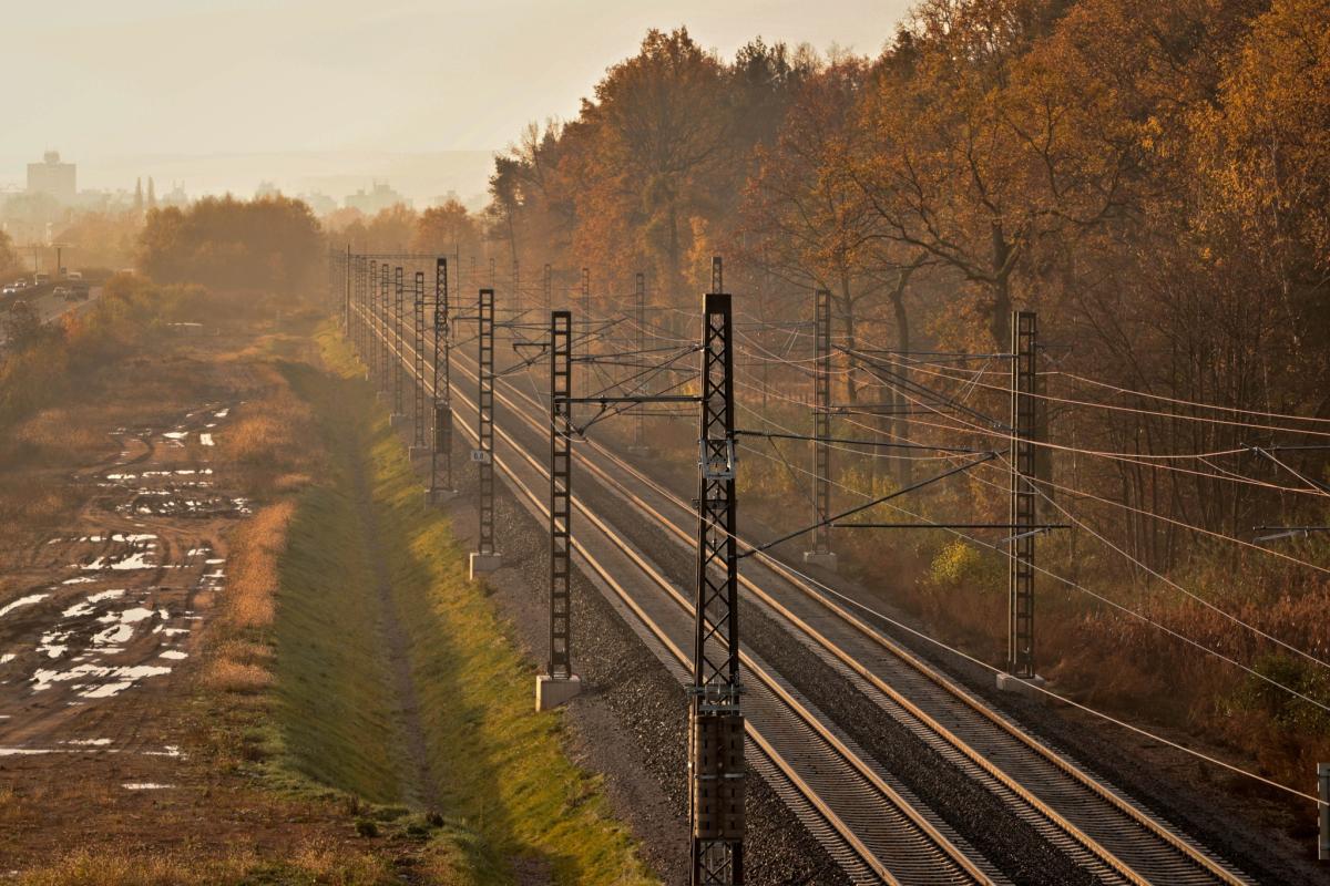 Bude se modernizovat trať mezi Karlštejnem a Berounem! Správa železnic se poohlíží po zhotoviteli
