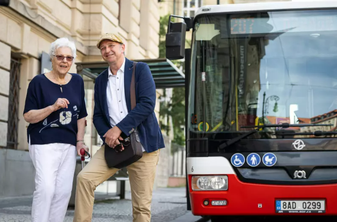 V pražských tramvajích zní nově hlas známého herce a dabéra