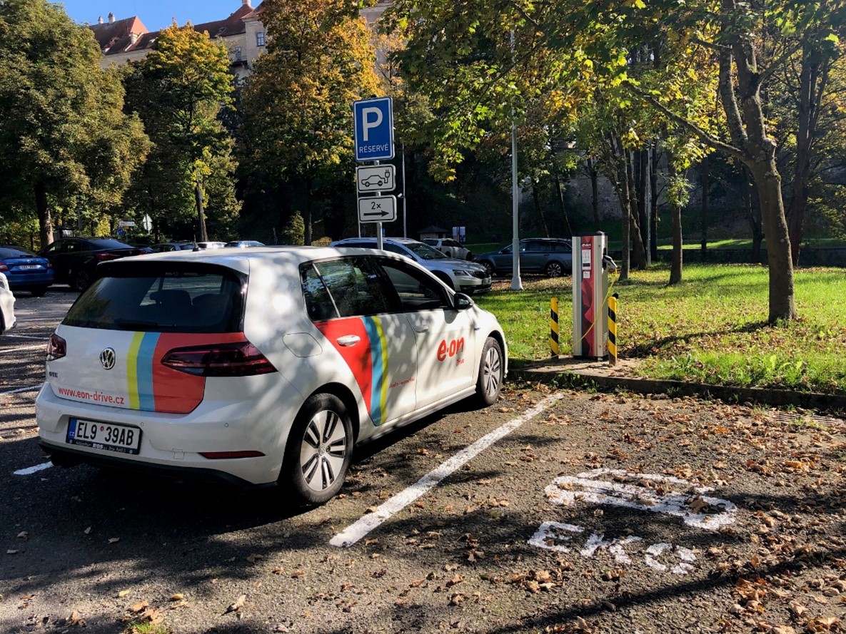 E.ON postavila 50 dobíjecích stanic pro elektromobily v osmi krajích ČR